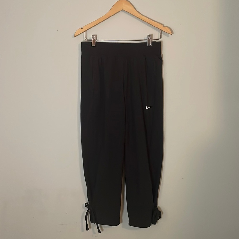 Nike Women's Yoga Crop Pants - New with tag - Picture 4 of 10